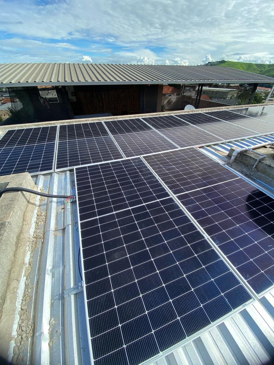 Detalhe da fixação dos módulos solares em estrutura de alumínio