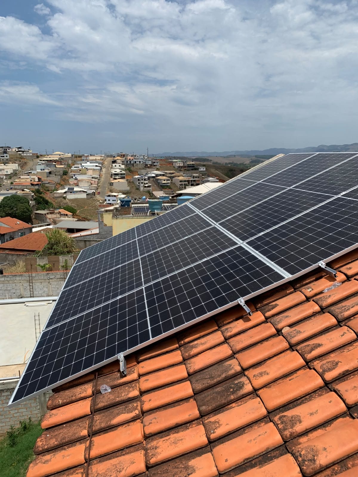 Painéis solares instalados em telhado de telha cerâmica