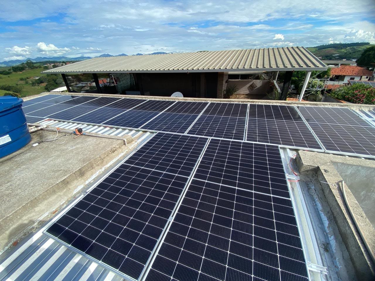 Usina solar instalada pela HeliosBras em telhado residencial