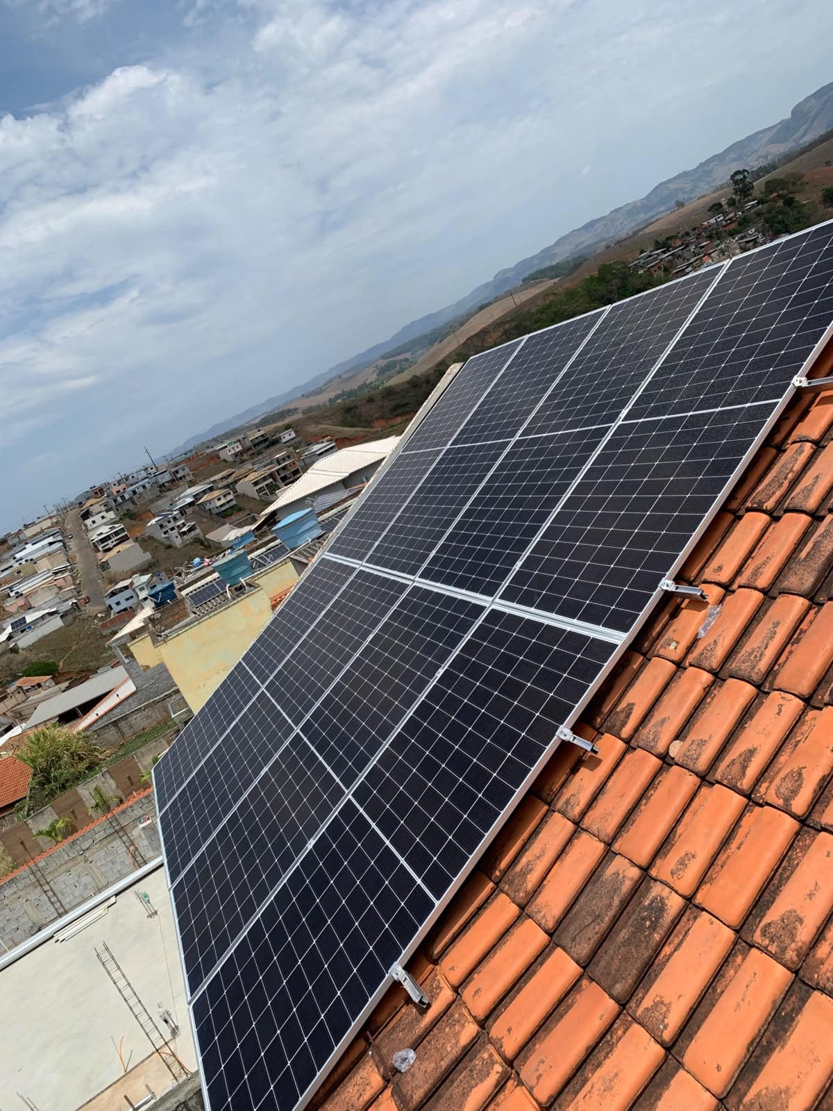 Usina fotovoltaica residencial com vista para as montanhas