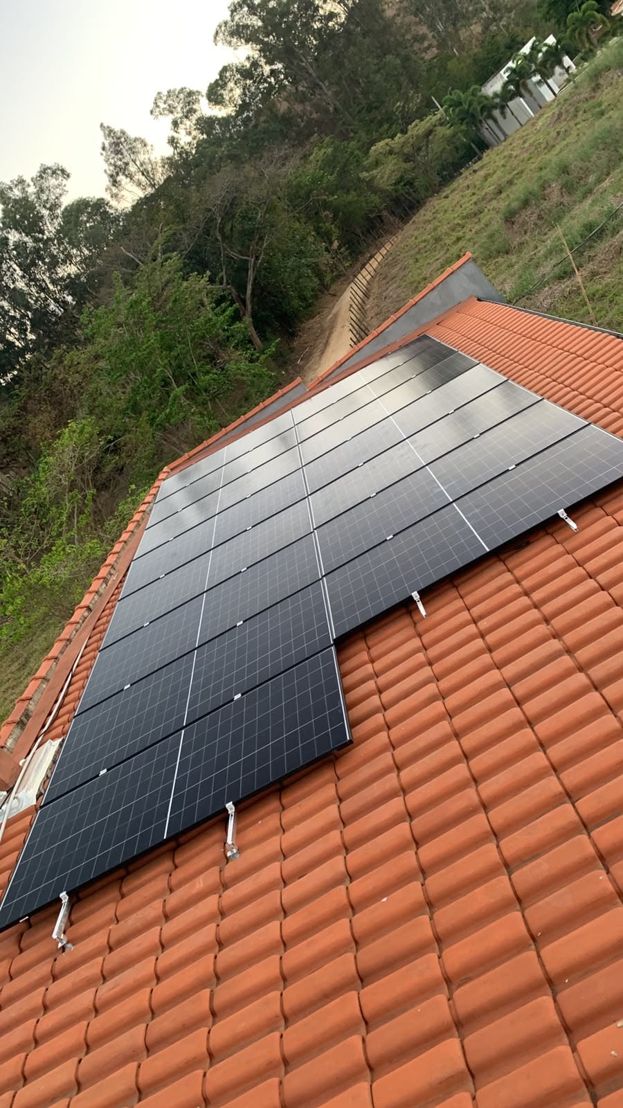Instalação de painéis solares em telhado colonial